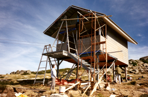 Building the Mt Perisher Bump Hut in 1990